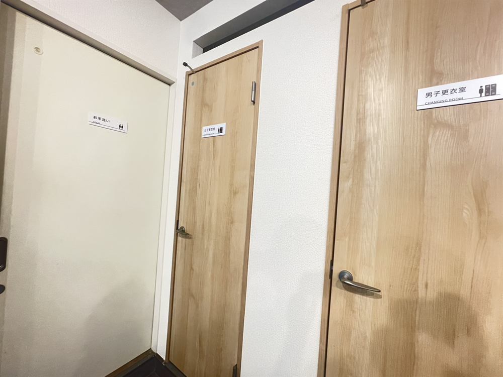 女子更衣室・男子更衣室・お手洗いの入口